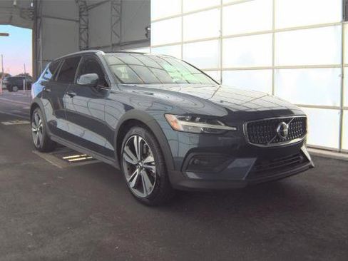 Used 2025 Volvo V60 B5 Cross Country Plus AWD/4WD image 1