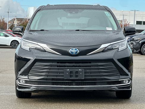 Used 2023 Toyota Sienna XLE image 9