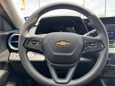Used 2025 Chevrolet Trax LT FWD image 27