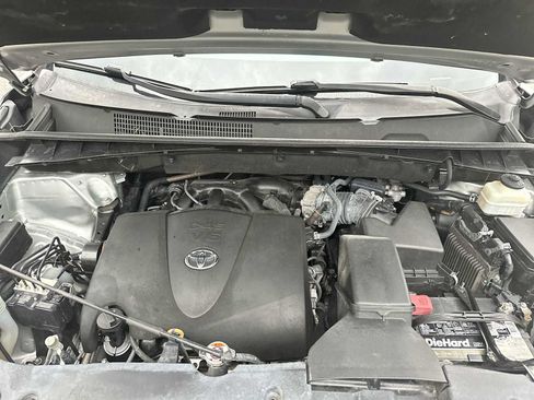 Used 2019 Toyota Highlander XLE FWD image 13