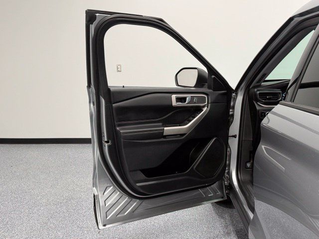 Used 2024 Ford Explorer XLT w/ Equipment Group 202A AWD/4WD image 9