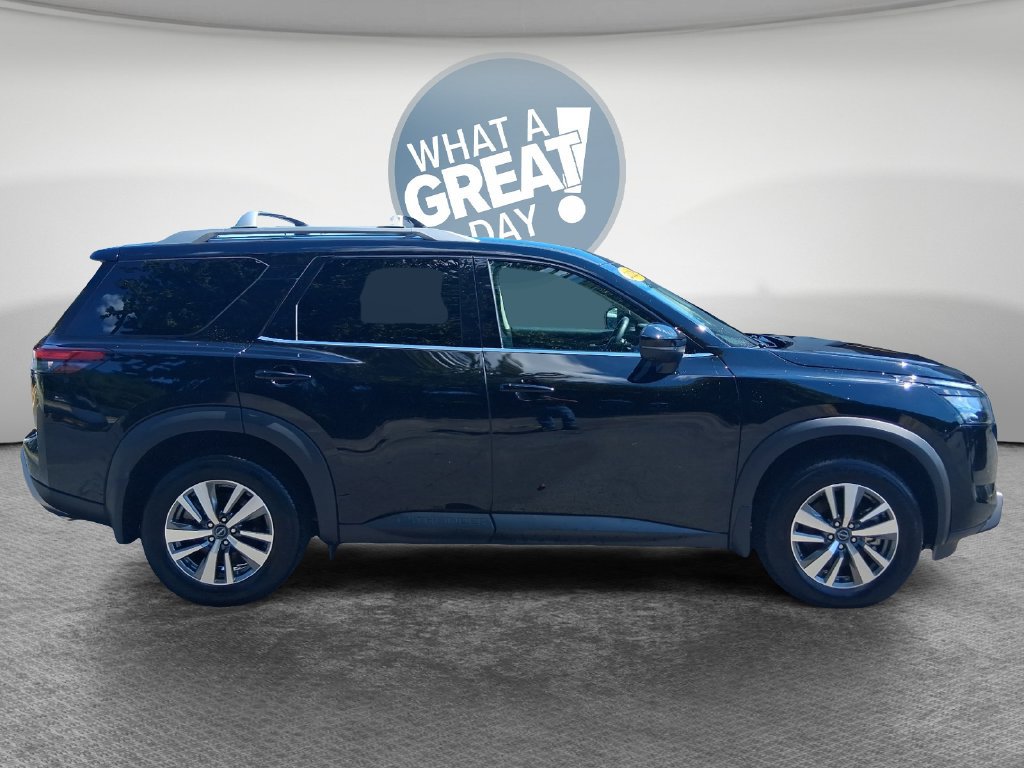 Used 2025 Nissan Pathfinder SL FWD image 2