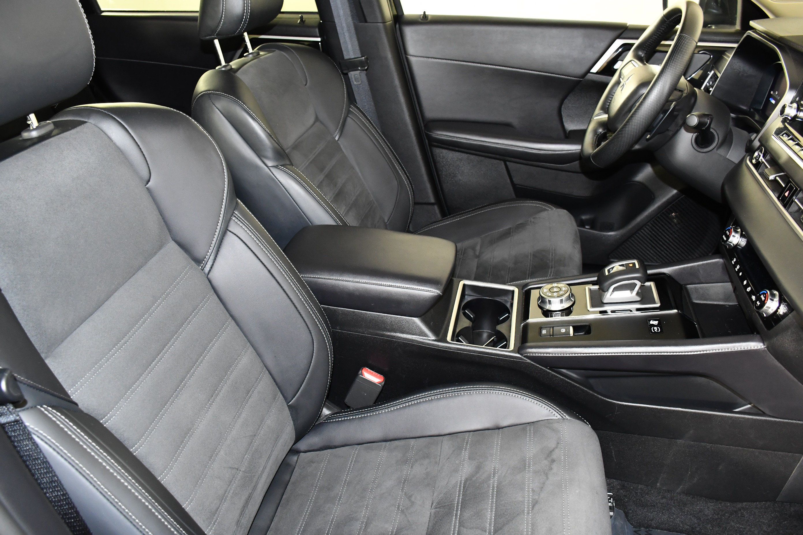 Used 2025 Mitsubishi Outlander SE AWD/4WD image 42