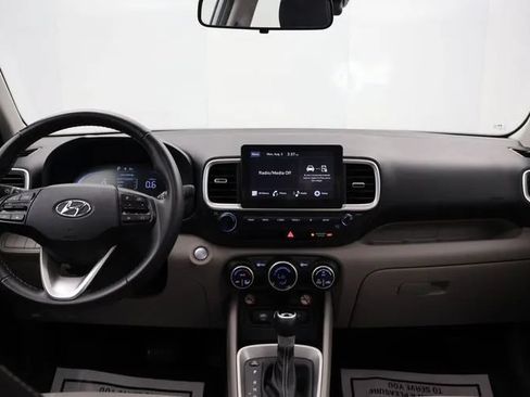 Used 2025 Hyundai Venue SEL FWD image 19