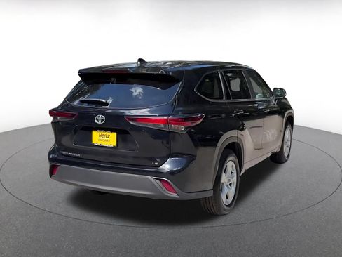 Used 2025 Toyota Highlander LE FWD image 14