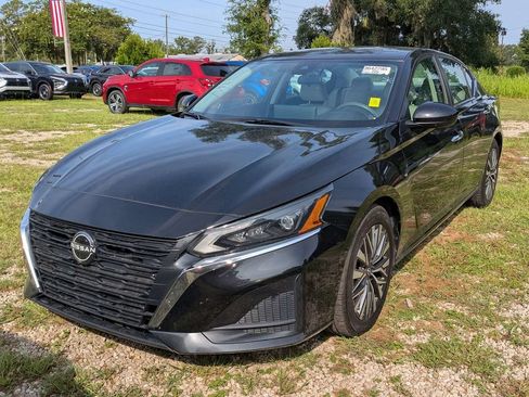 Used 2023 Nissan Altima 2.5 SV w/ SV Premium Package FWD image 2