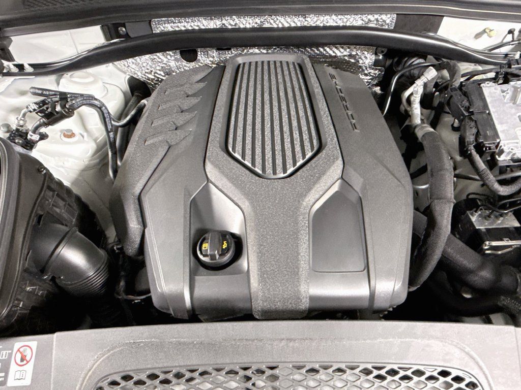 Certified 2025 Porsche Macan AWD/4WD image 26
