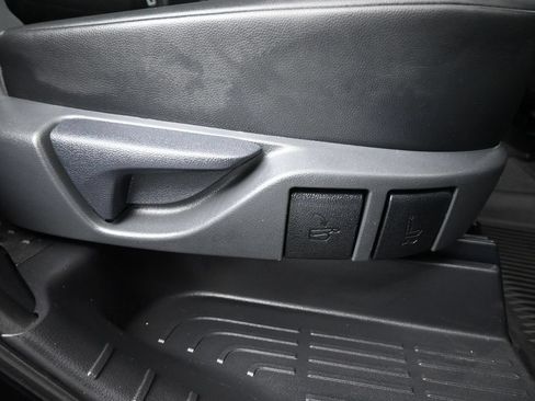 Used 2020 Toyota Highlander XLE AWD/4WD image 47