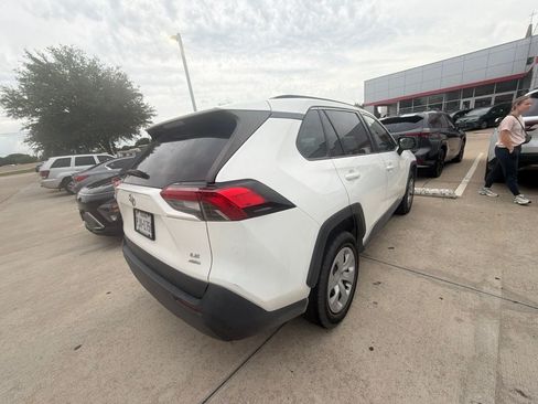 Used 2019 Toyota RAV4 LE AWD/4WD image 4