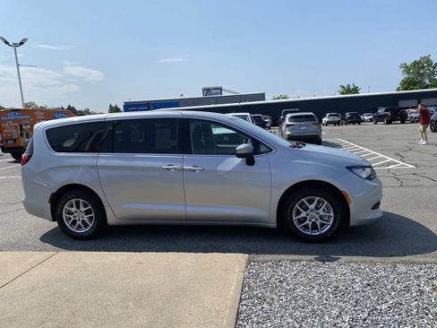 Used 2023 Chrysler Voyager LX FWD image 8