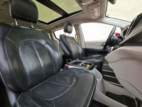 Used 2018 Chrysler Pacifica Limited FWD image 17