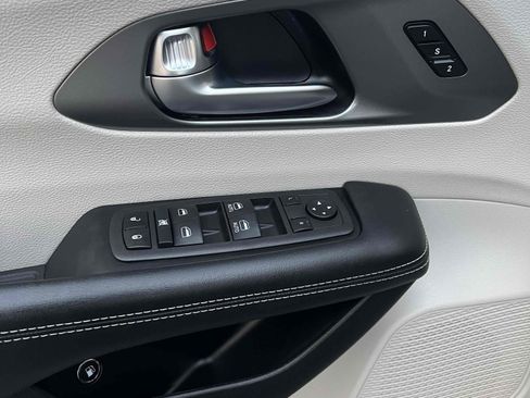 Used 2022 Chrysler Pacifica Touring-L image 71