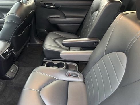 Certified 2023 Toyota Highlander XLE image 8