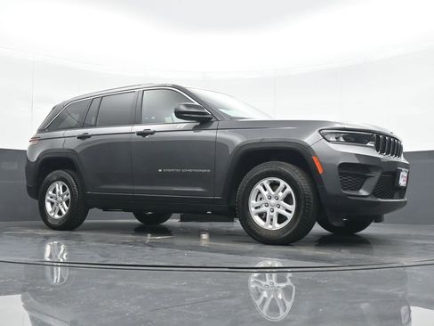 Used 2024 Jeep Grand Cherokee Laredo image 23
