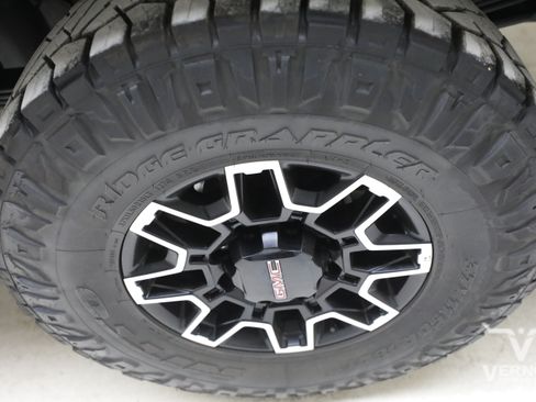 Used 2025 GMC Sierra 2500 AT4X AWD/4WD image 35