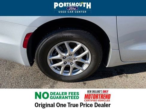 Used 2024 Chrysler Pacifica Touring-L FWD image 35