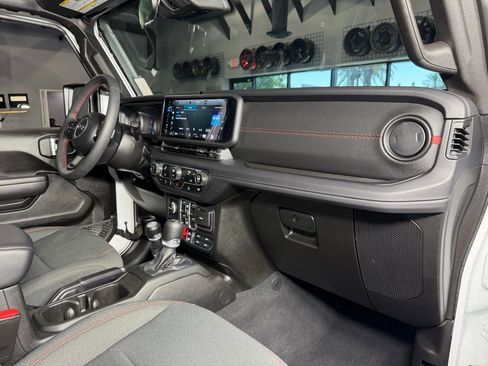 Used 2025 Jeep Wrangler Unlimited Rubicon image 19