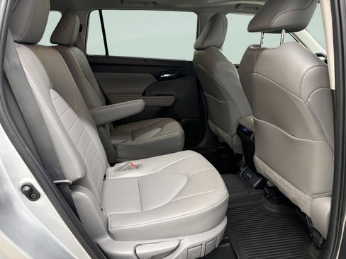 Used 2022 Toyota Highlander XLE AWD/4WD image 27