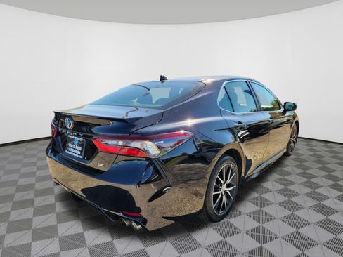 Used 2024 Toyota Camry SE w/ Convenience Package FWD image 4