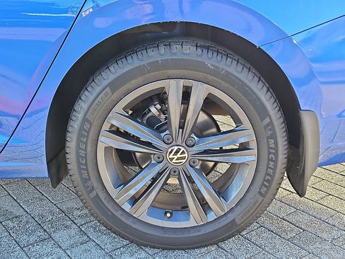 Certified 2022 Volkswagen Jetta SE w/ Panoramic Sunroof Package image 5