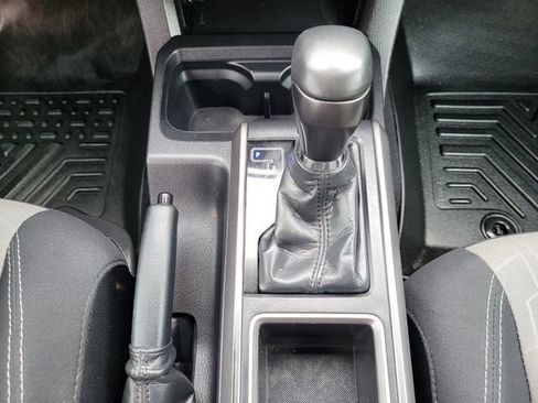 Used 2022 Toyota Tacoma TRD Off-Road AWD/4WD image 18