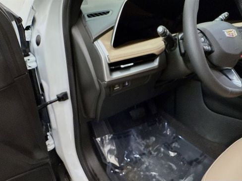 Used 2024 Cadillac XT4 Luxury w/ Cold Weather Package image 10