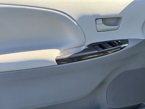 Used 2013 Toyota Sienna LE image 17