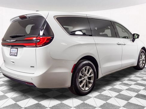 New 2026 Chrysler Pacifica Select AWD/4WD image 14