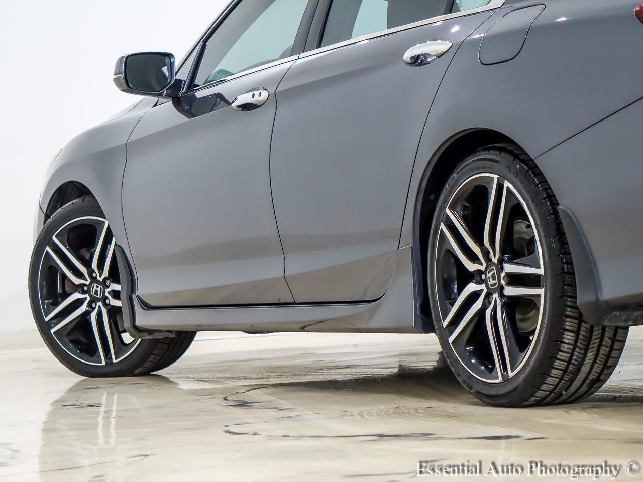 Used 2017 Honda Accord Touring image 11