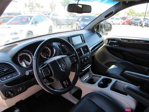 Used 2017 Dodge Grand Caravan SXT FWD image 12