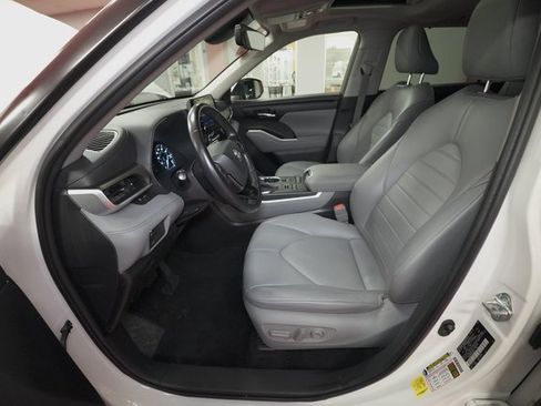 Used 2021 Toyota Highlander XLE image 10