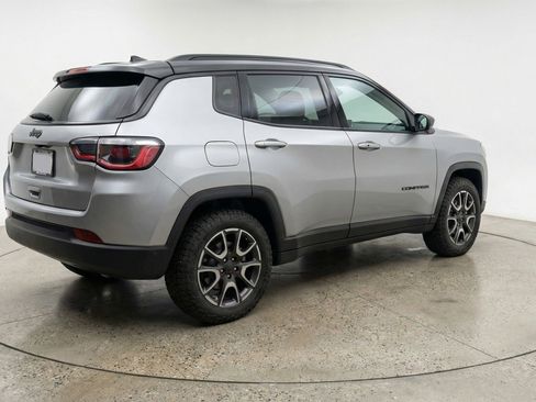 Used 2025 Jeep Compass Trailhawk image 9