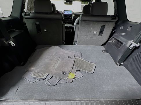 Used 2023 Lexus GX 460 Premium w/ Accessory Package image 34