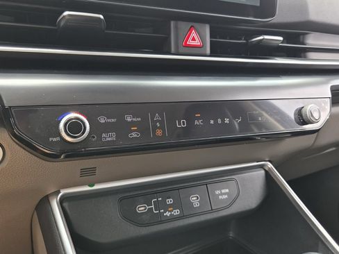 Used 2025 Kia Carnival FWD image 24