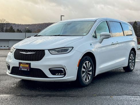 Used 2022 Chrysler Pacifica Touring-L image 7