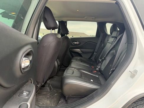 Used 2019 Jeep Cherokee Latitude Plus AWD/4WD image 8
