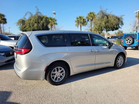 Used 2024 Chrysler Pacifica Touring-L image 13