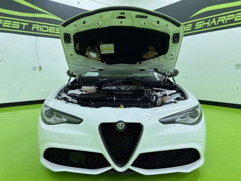 Used 2017 Alfa Romeo Giulia Ti w/ TI 19" Sport Package RWD image 4