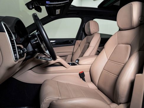 Certified 2022 Porsche Cayenne image 5