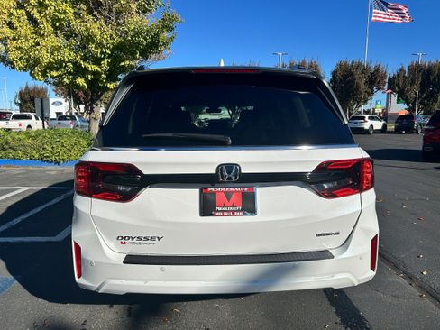 New 2026 Honda Odyssey Touring image 6
