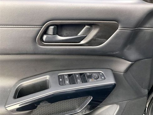 Used 2024 Nissan Pathfinder S image 37