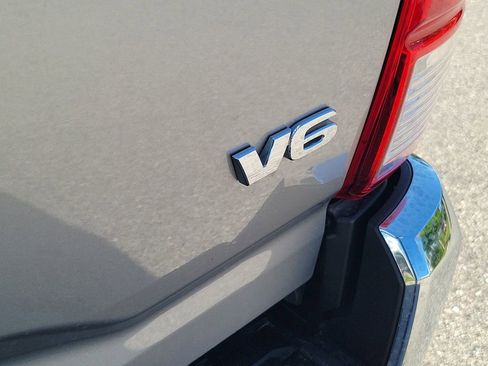 Used 2017 Toyota Tacoma SR5 RWD image 13