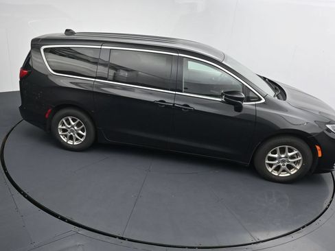 Used 2023 Chrysler Pacifica Touring-L FWD image 17