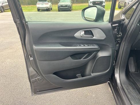 Used 2019 Chrysler Pacifica Touring Plus w/ S Appearance Package image 23