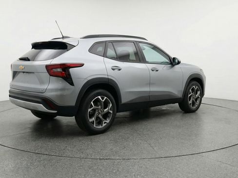 Used 2025 Chevrolet Trax LT image 9