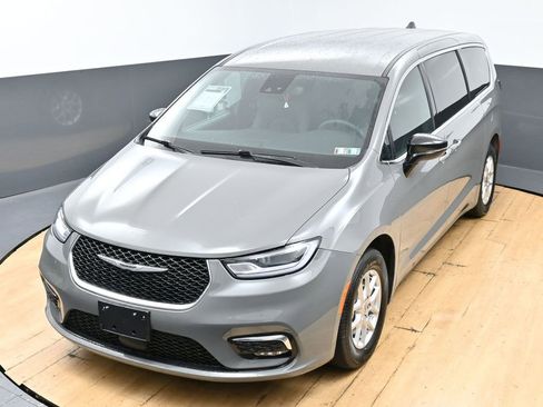 Used 2025 Chrysler Pacifica Select FWD image 45