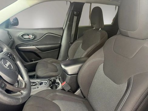 Used 2019 Jeep Cherokee Latitude w/ Popular Appearance Group AWD/4WD image 16
