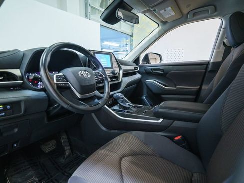 Used 2023 Toyota Highlander LE FWD image 3