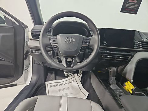 Used 2025 Toyota Camry Hybrid FWD image 13