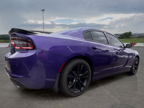 Used 2018 Dodge Charger SXT w/ Blacktop Package RWD image 3